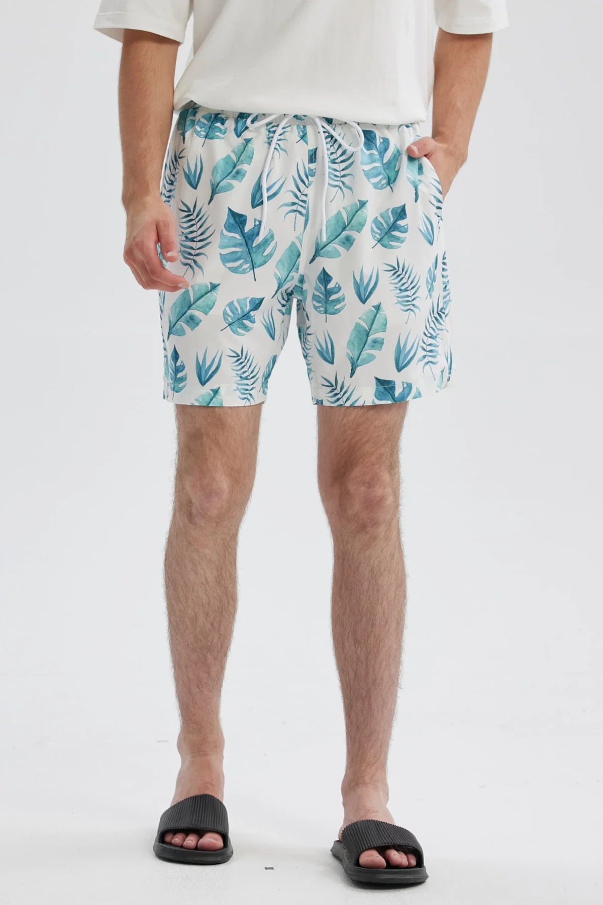Short de baño blanco con estampado de hojas azules y verdes diseño fresco