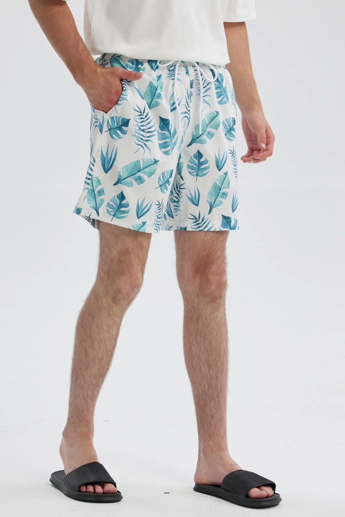 Short de baño blanco con estampado de hojas azules y verdes diseño fresco