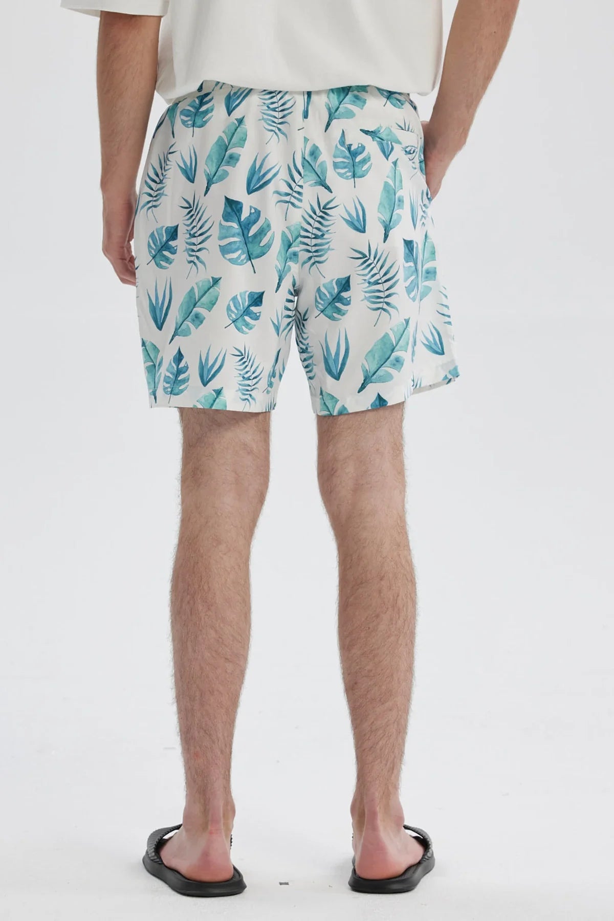 Short de baño blanco con estampado de hojas azules y verdes diseño fresco