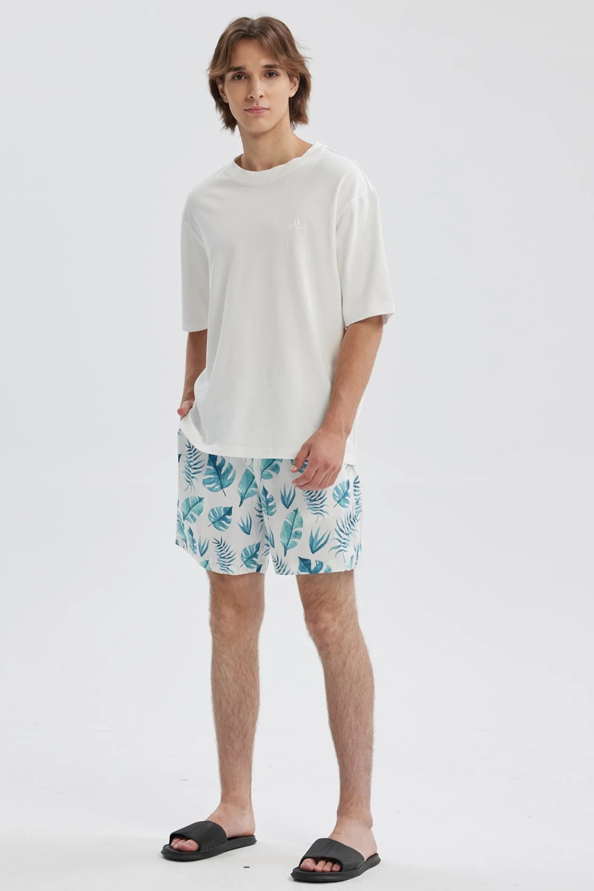 Short de baño blanco con estampado de hojas azules y verdes diseño fresco