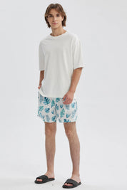 Short de baño blanco con estampado de hojas azules y verdes diseño fresco