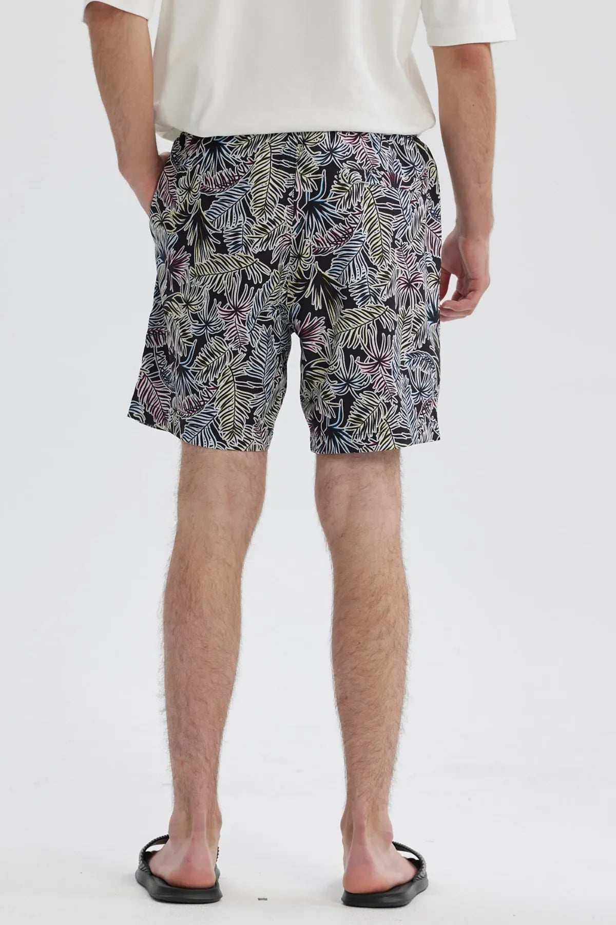 Short de baño hombre blanco y negro con estampado de hojas tropicales