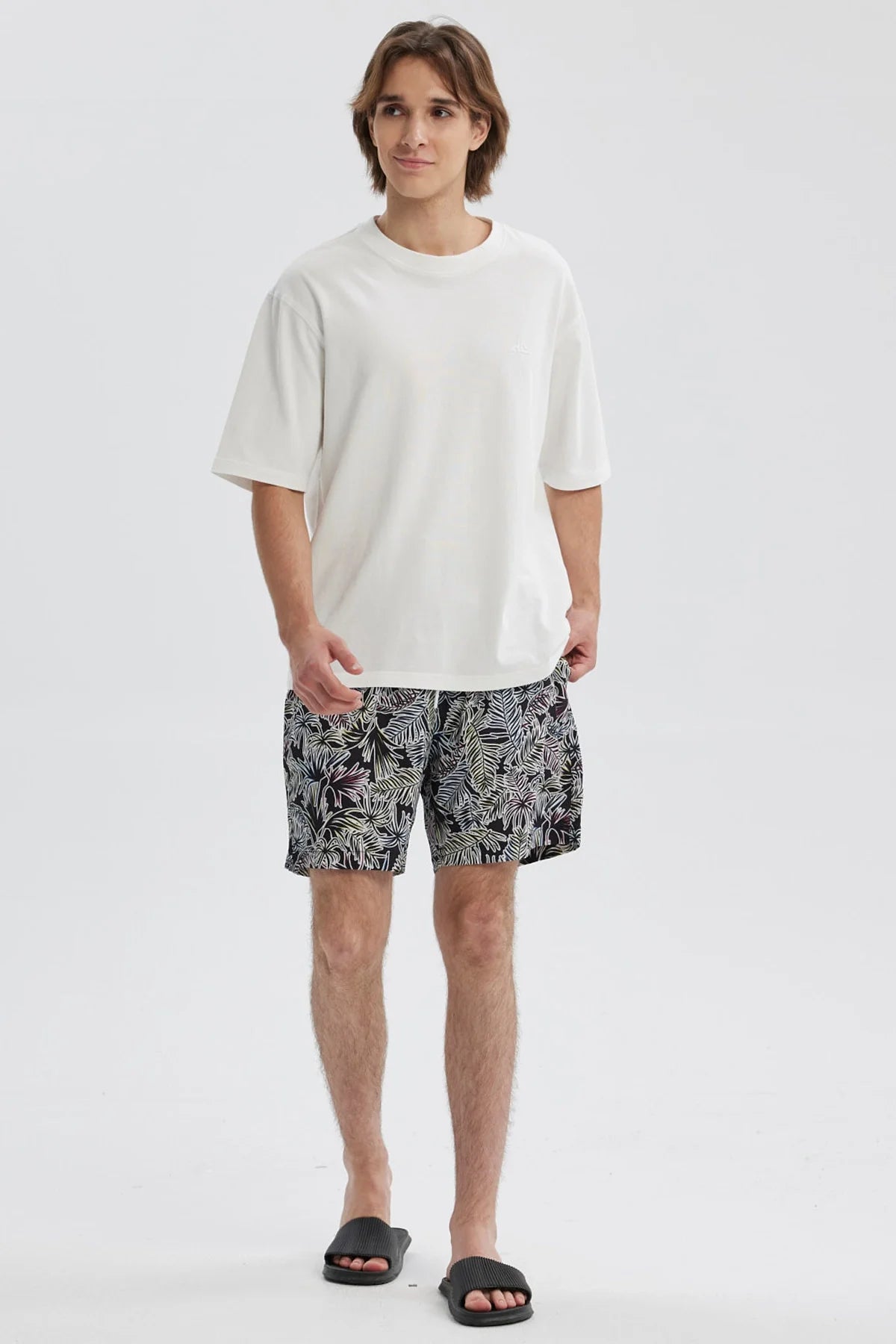 Short de baño hombre blanco y negro con estampado de hojas tropicales