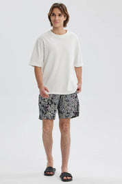 Short de baño hombre blanco y negro con estampado de hojas tropicales