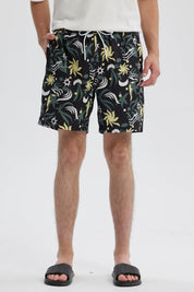 Short de baño negro con estampado geométrico en tonos verdes y amarillos