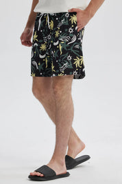 Short de baño negro con estampado geométrico en tonos verdes y amarillos