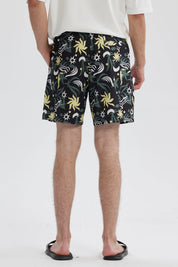 Short de baño negro con estampado geométrico en tonos verdes y amarillos