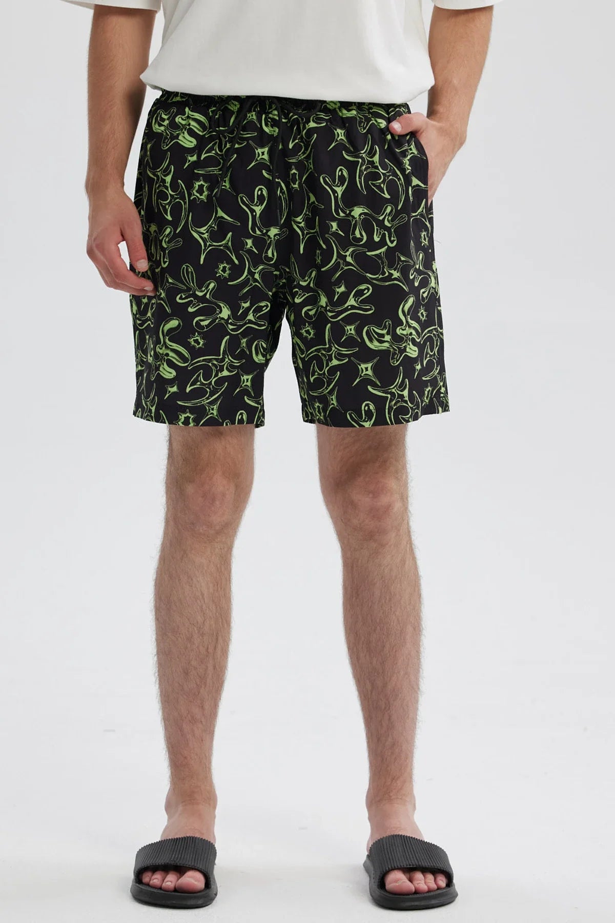 Short de baño negro con estampado verde de dibujos animados y cinturilla ajustable
