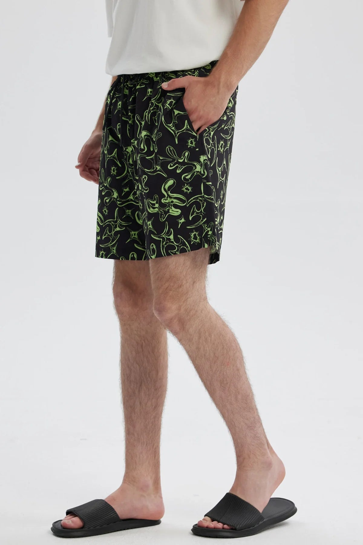 Short de baño negro con estampado verde de dibujos animados y cinturilla ajustable