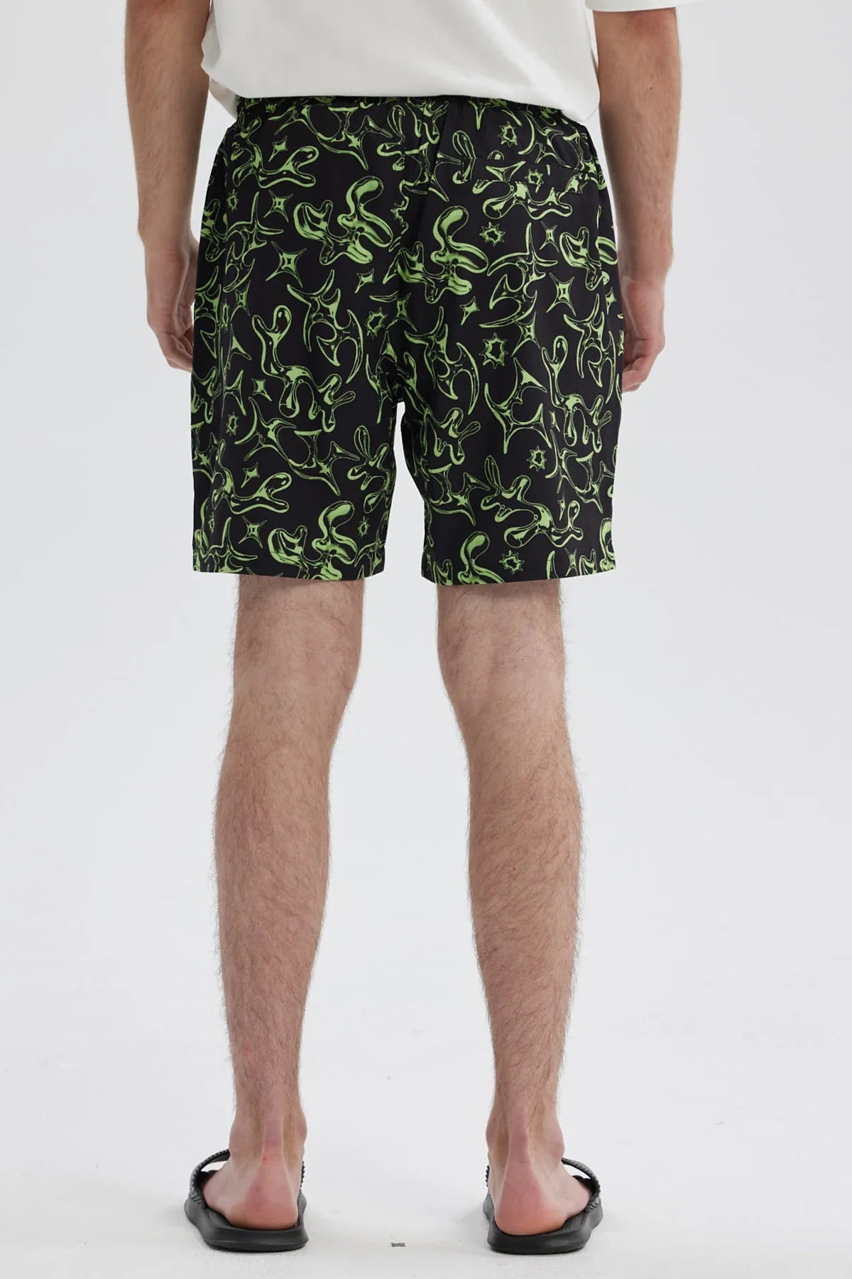 Short de baño negro con estampado verde de dibujos animados y cinturilla ajustable