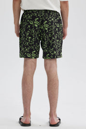 Short de baño negro con estampado verde de dibujos animados y cinturilla ajustable