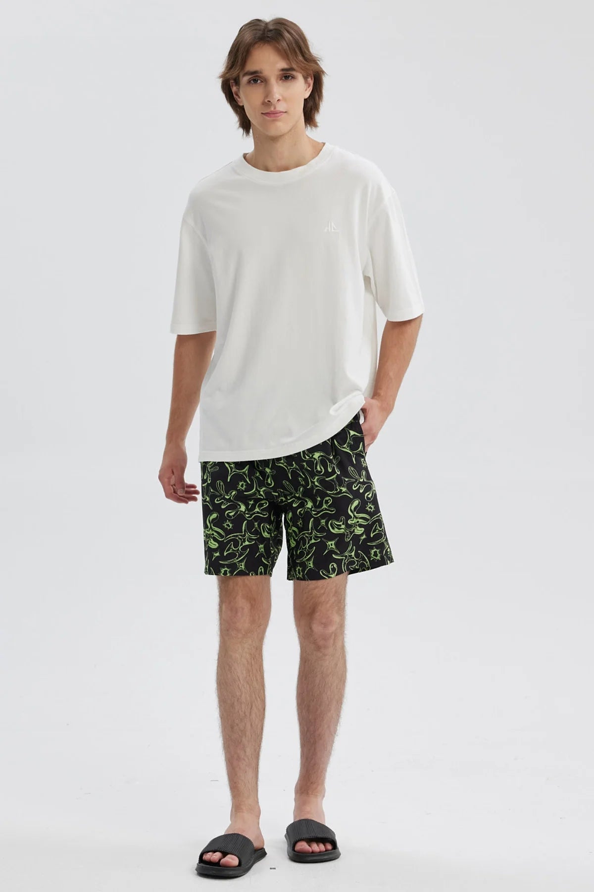 Short de baño negro con estampado verde de dibujos animados y cinturilla ajustable