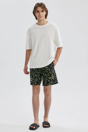 Short de baño negro con estampado verde de dibujos animados y cinturilla ajustable