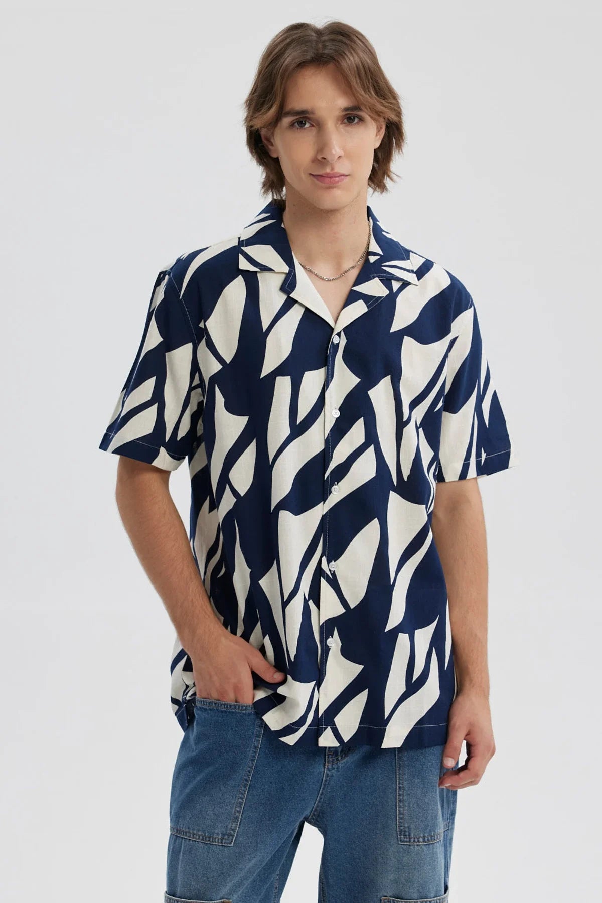 Camisa hombre azul con patrón abstracto en blanco y cuello abierto