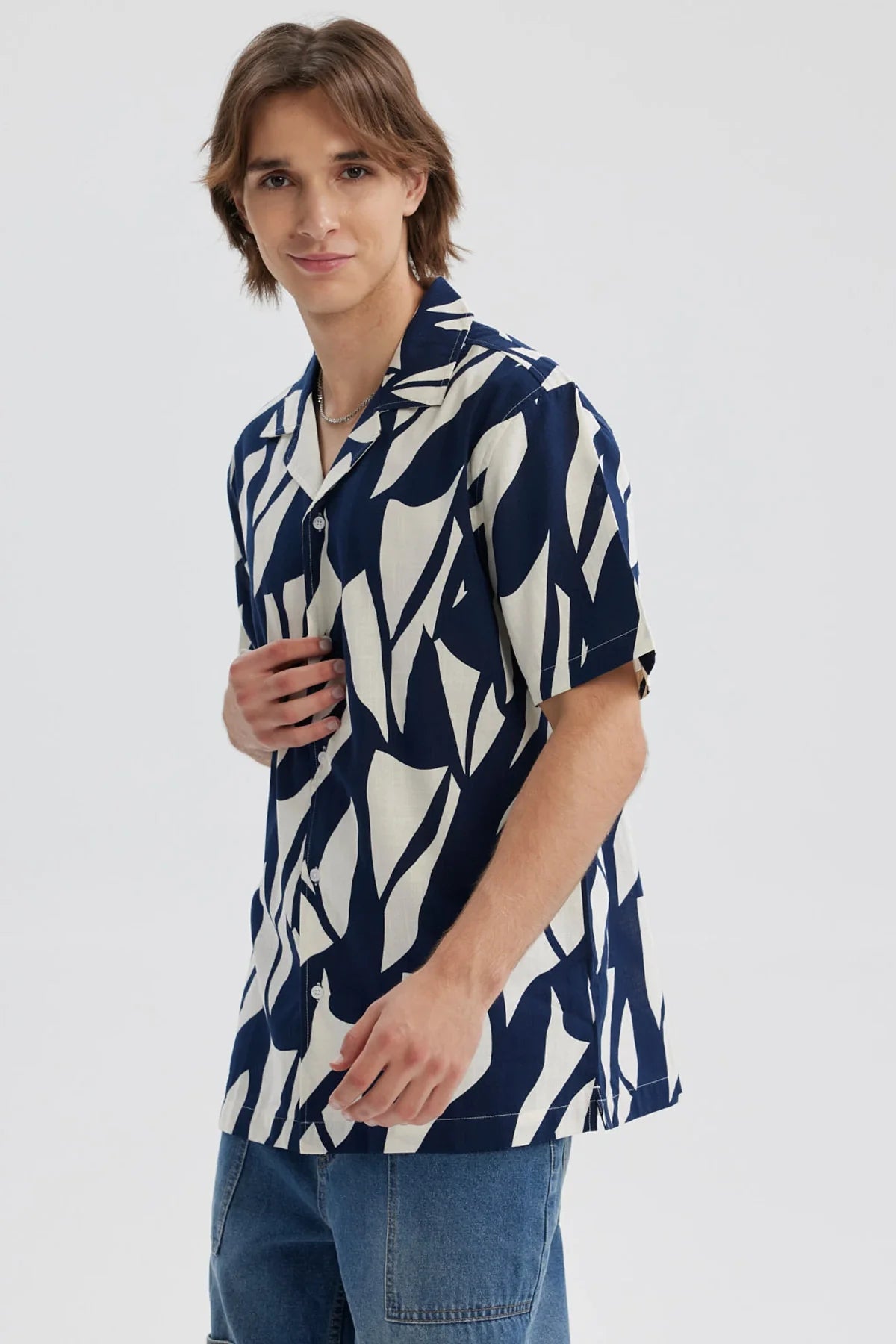 Camisa hombre azul con patrón abstracto en blanco y cuello abierto