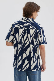 Camisa hombre azul con patrón abstracto en blanco y cuello abierto