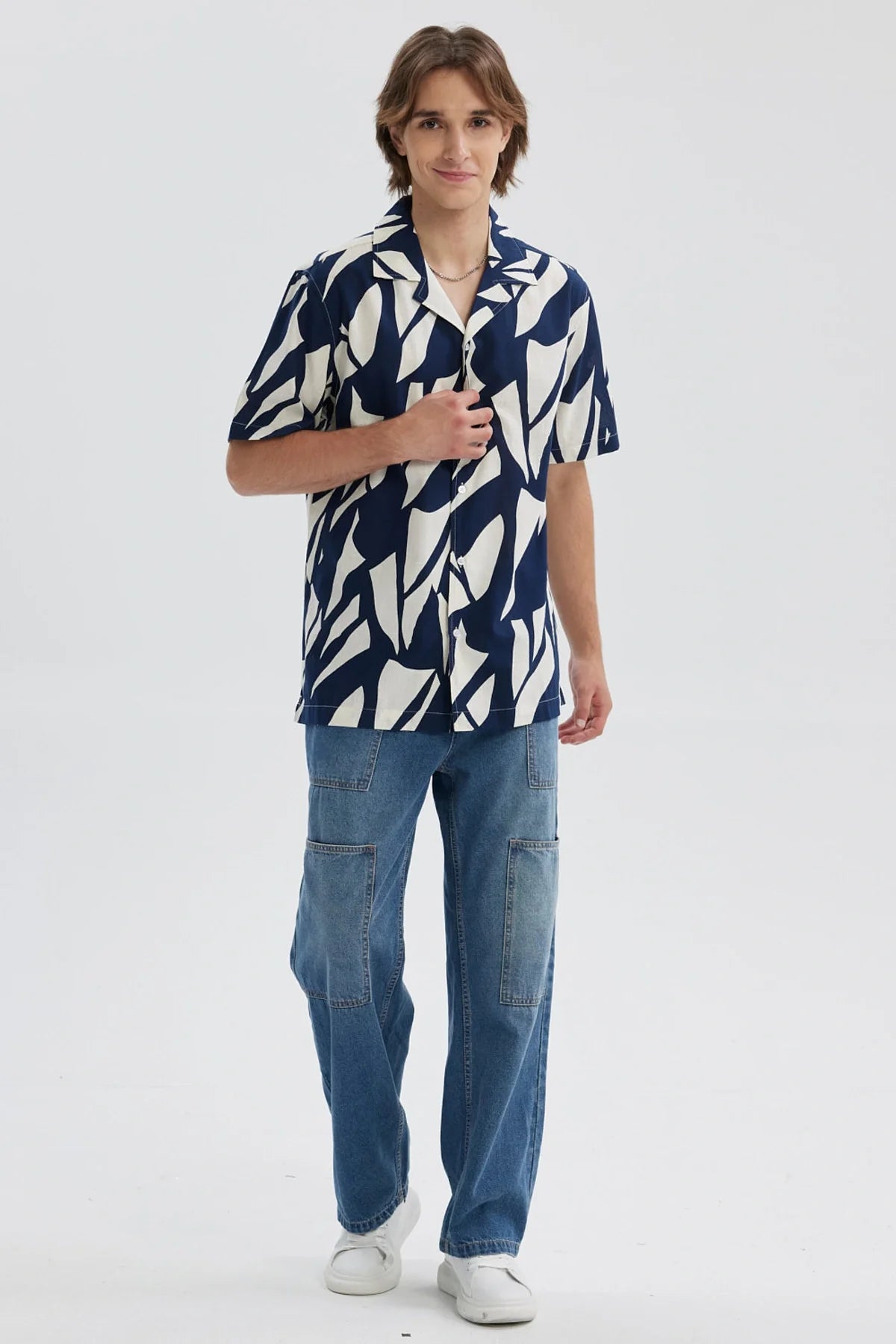 Camisa hombre azul con patrón abstracto en blanco y cuello abierto