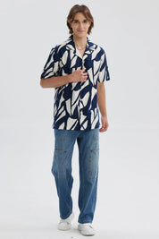 Camisa hombre azul con patrón abstracto en blanco y cuello abierto