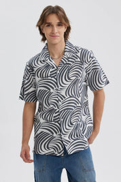 Camisa gris para hombre con patrón de ondas y manga corta