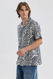 Camisa gris para hombre con patrón de ondas y manga corta