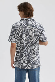 Camisa gris para hombre con patrón de ondas y manga corta