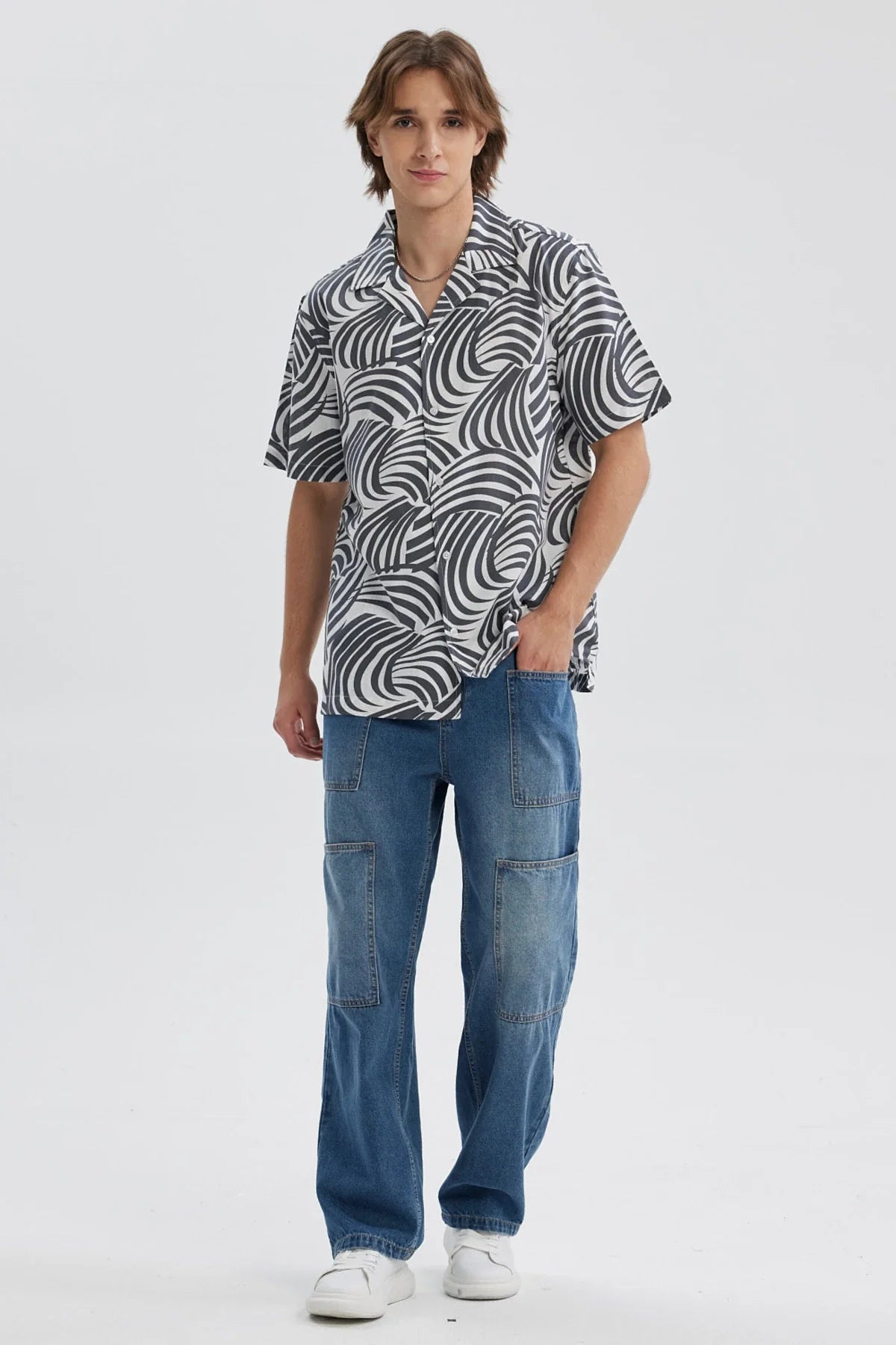 Camisa gris para hombre con patrón de ondas y manga corta