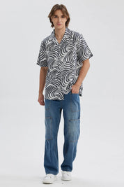 Camisa gris para hombre con patrón de ondas y manga corta