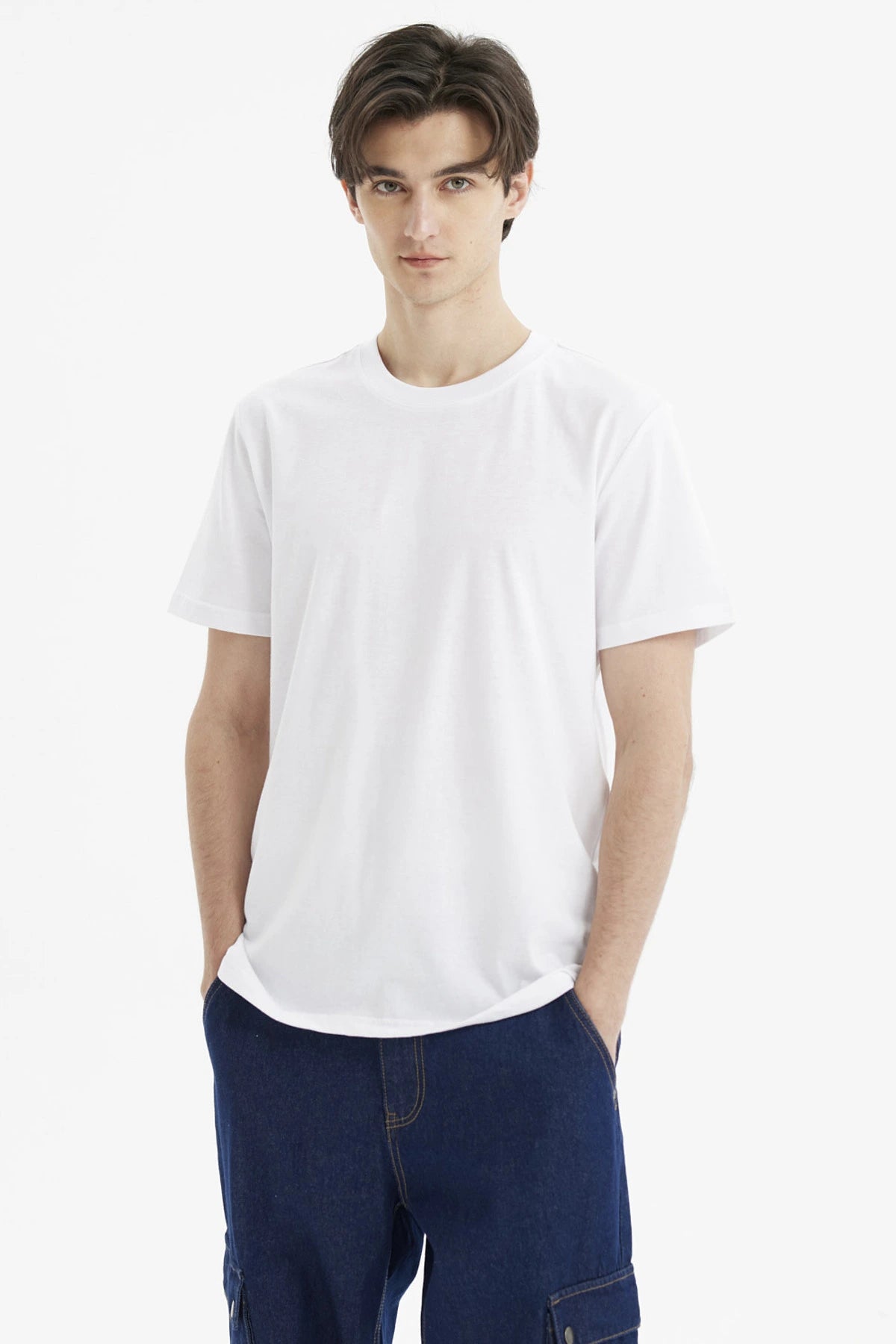 Polera hombre blanca long fit básica sin estampa lisa ideal para un look casual relajado y versátil