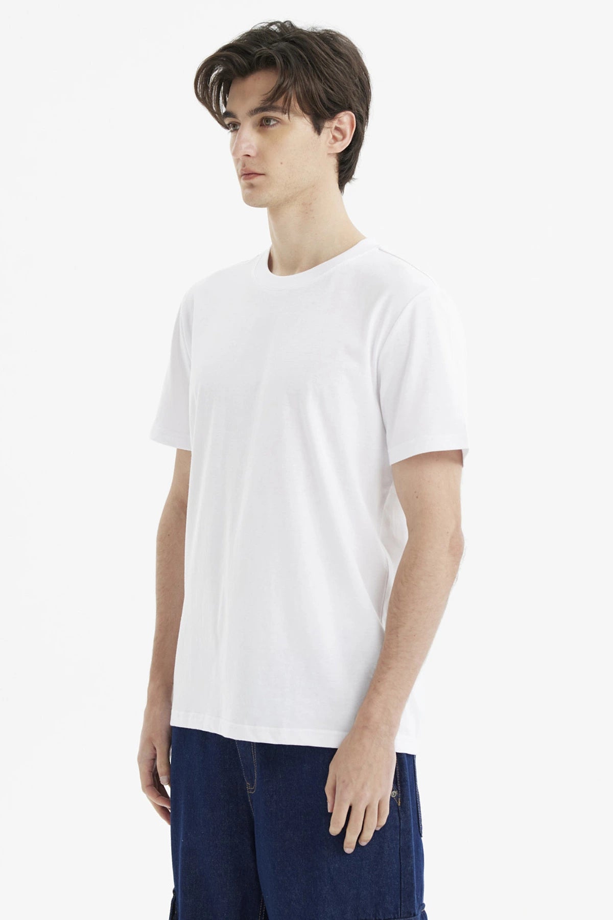 Polera hombre blanca long fit básica sin estampa lisa ideal para un look casual relajado y versátil
