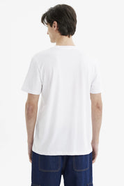 Polera hombre blanca long fit básica sin estampa lisa ideal para un look casual relajado y versátil