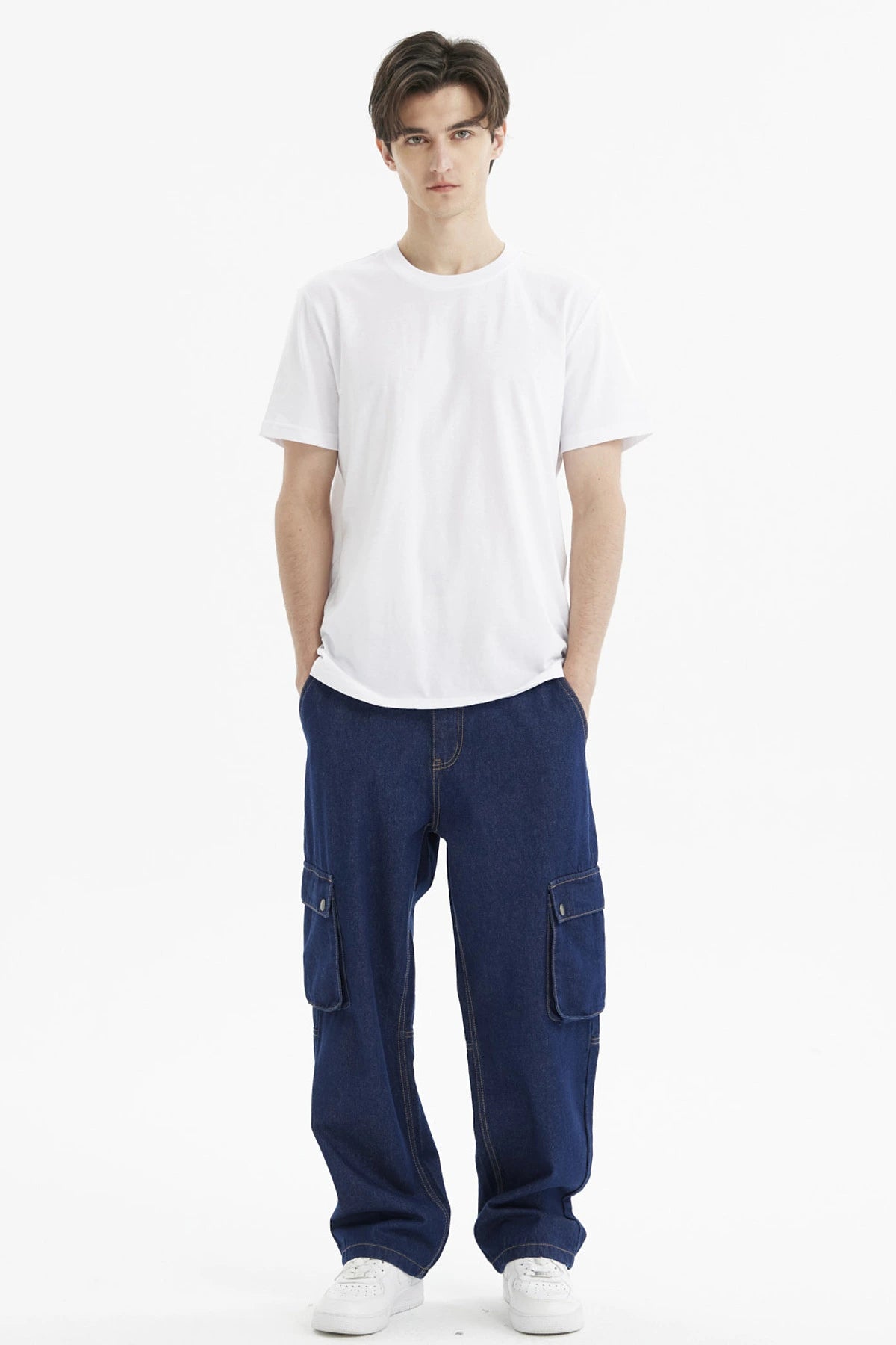 Polera hombre blanca long fit básica sin estampa lisa ideal para un look casual relajado y versátil