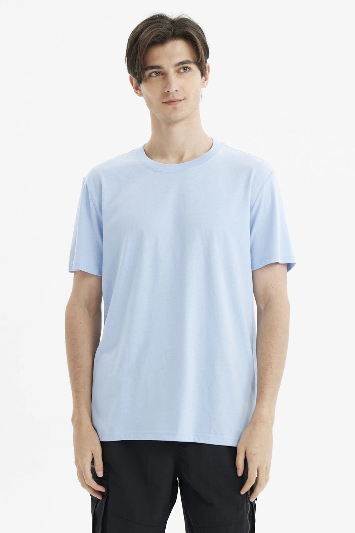 Polera hombre celeste lisa de ajuste largo con cuello redondo y mangas cortas diseño minimalista casual