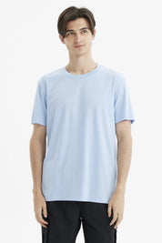Polera hombre celeste lisa de ajuste largo con cuello redondo y mangas cortas diseño minimalista casual