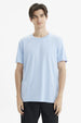 Polera hombre celeste lisa de ajuste largo con cuello redondo y mangas cortas diseño minimalista casual