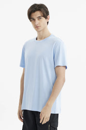 Polera hombre celeste lisa de ajuste largo con cuello redondo y mangas cortas diseño minimalista casual