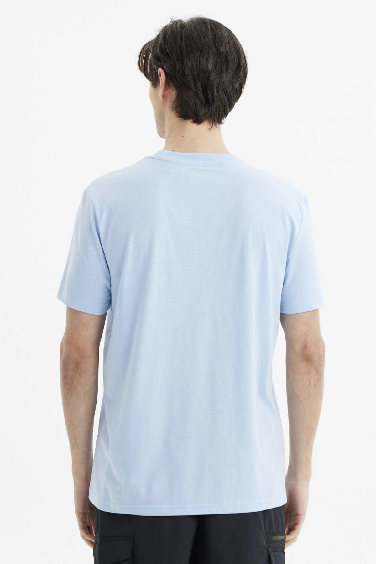 Polera hombre celeste lisa de ajuste largo con cuello redondo y mangas cortas diseño minimalista casual