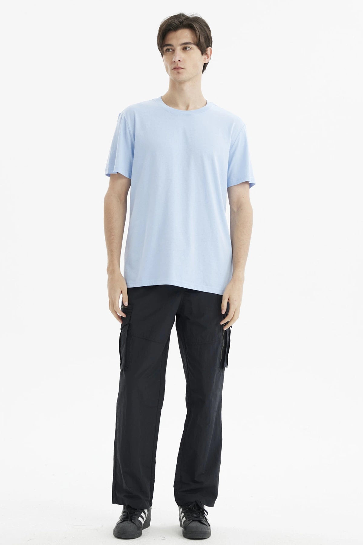 Polera hombre celeste lisa de ajuste largo con cuello redondo y mangas cortas diseño minimalista casual