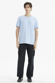 Polera hombre celeste lisa de ajuste largo con cuello redondo y mangas cortas diseño minimalista casual