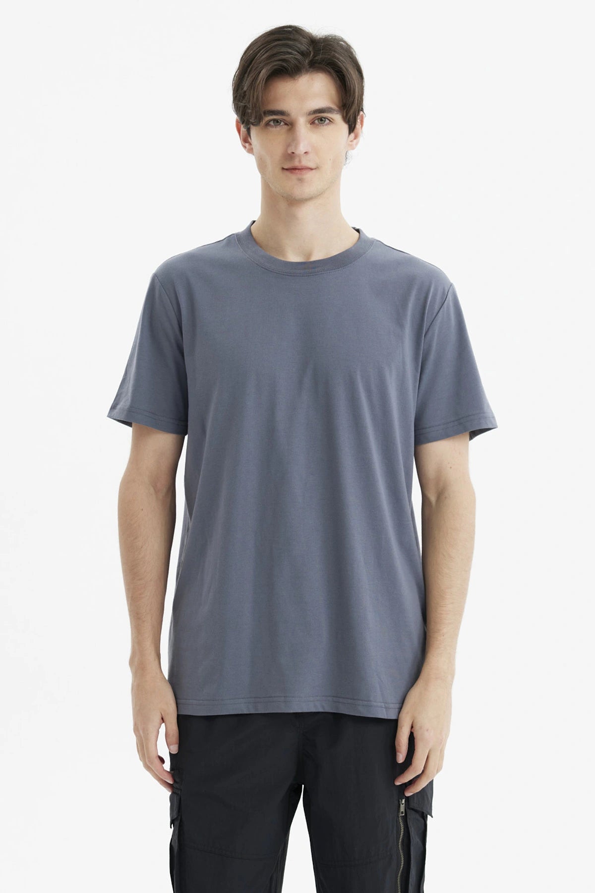 Polera hombre long fit gris oscuro lisa sin estampa ajuste holgado cuello redondo ideal para estilo casual diario