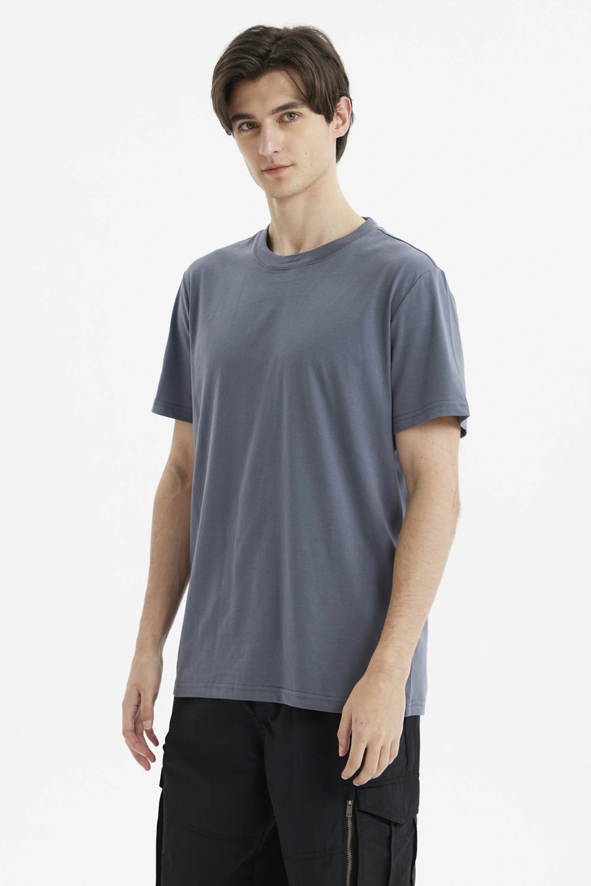 Polera hombre long fit gris oscuro lisa sin estampa ajuste holgado cuello redondo ideal para estilo casual diario