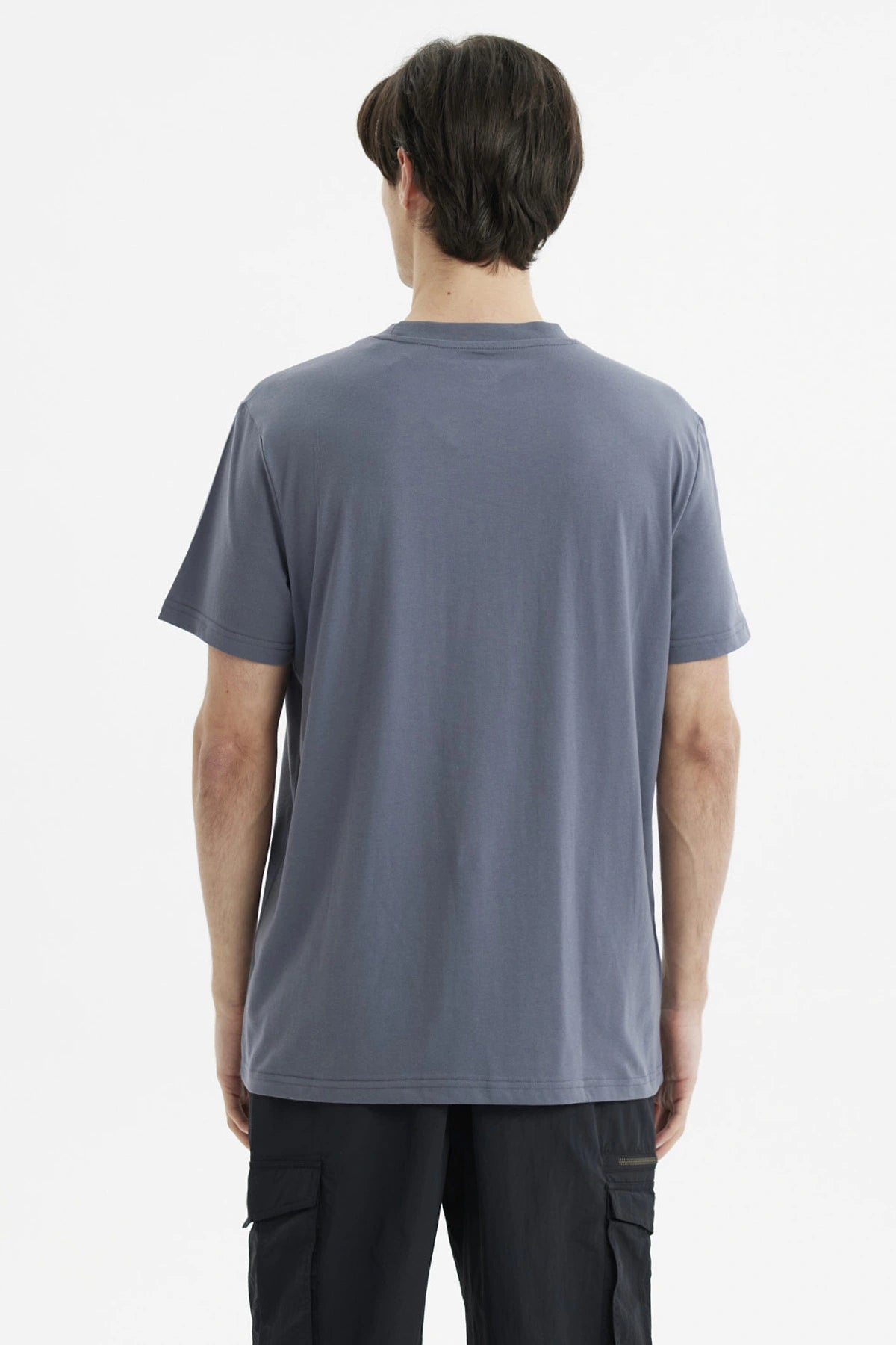 Polera hombre long fit gris oscuro lisa sin estampa ajuste holgado cuello redondo ideal para estilo casual diario