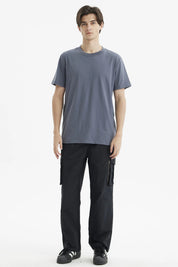 Polera hombre long fit gris oscuro lisa sin estampa ajuste holgado cuello redondo ideal para estilo casual diario