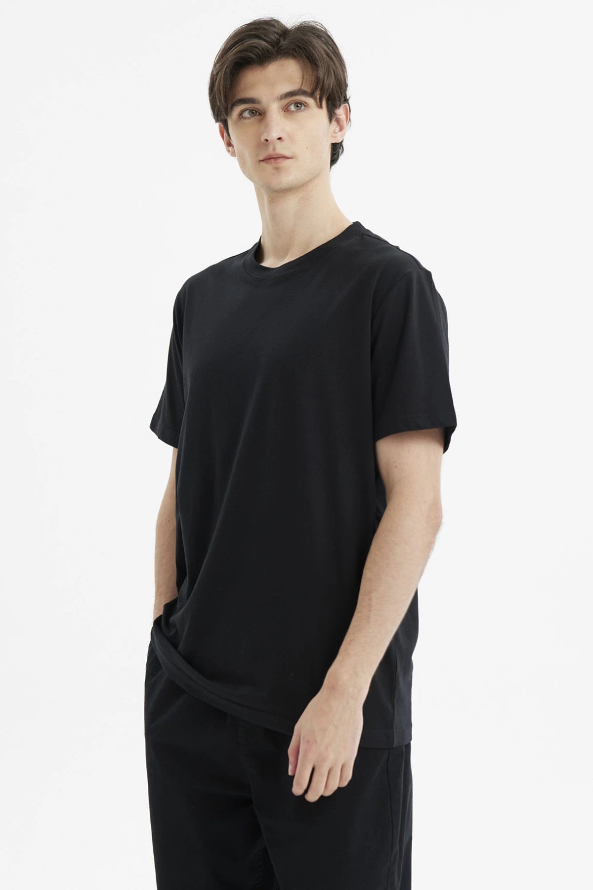 Polera hombre negra de corte largo y ajuste básico sin estampa lisa y de estilo minimalista