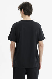Polera hombre negra de corte largo y ajuste básico sin estampa lisa y de estilo minimalista