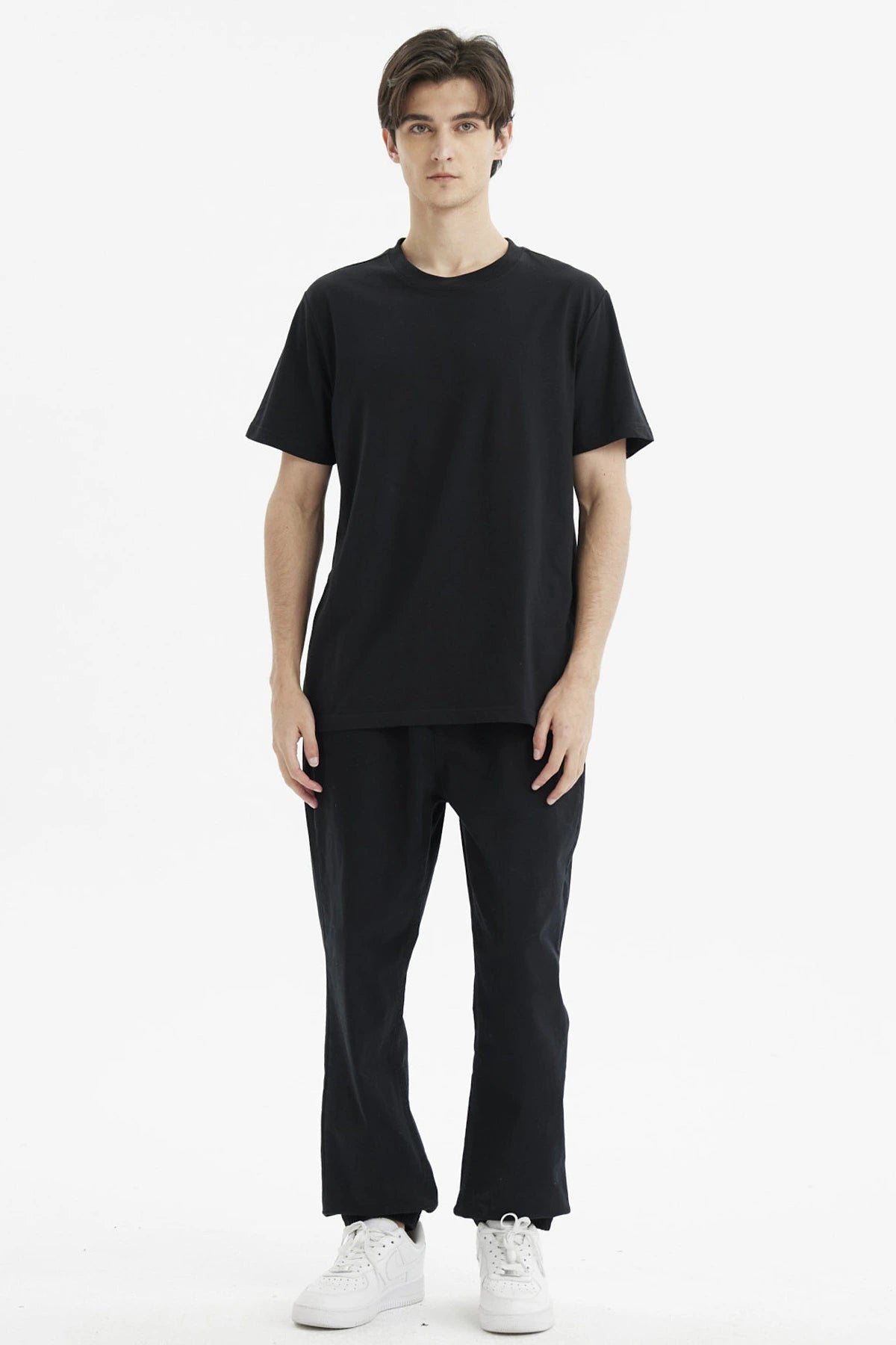 Polera hombre negra de corte largo y ajuste básico sin estampa lisa y de estilo minimalista
