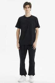 Polera hombre negra de corte largo y ajuste básico sin estampa lisa y de estilo minimalista