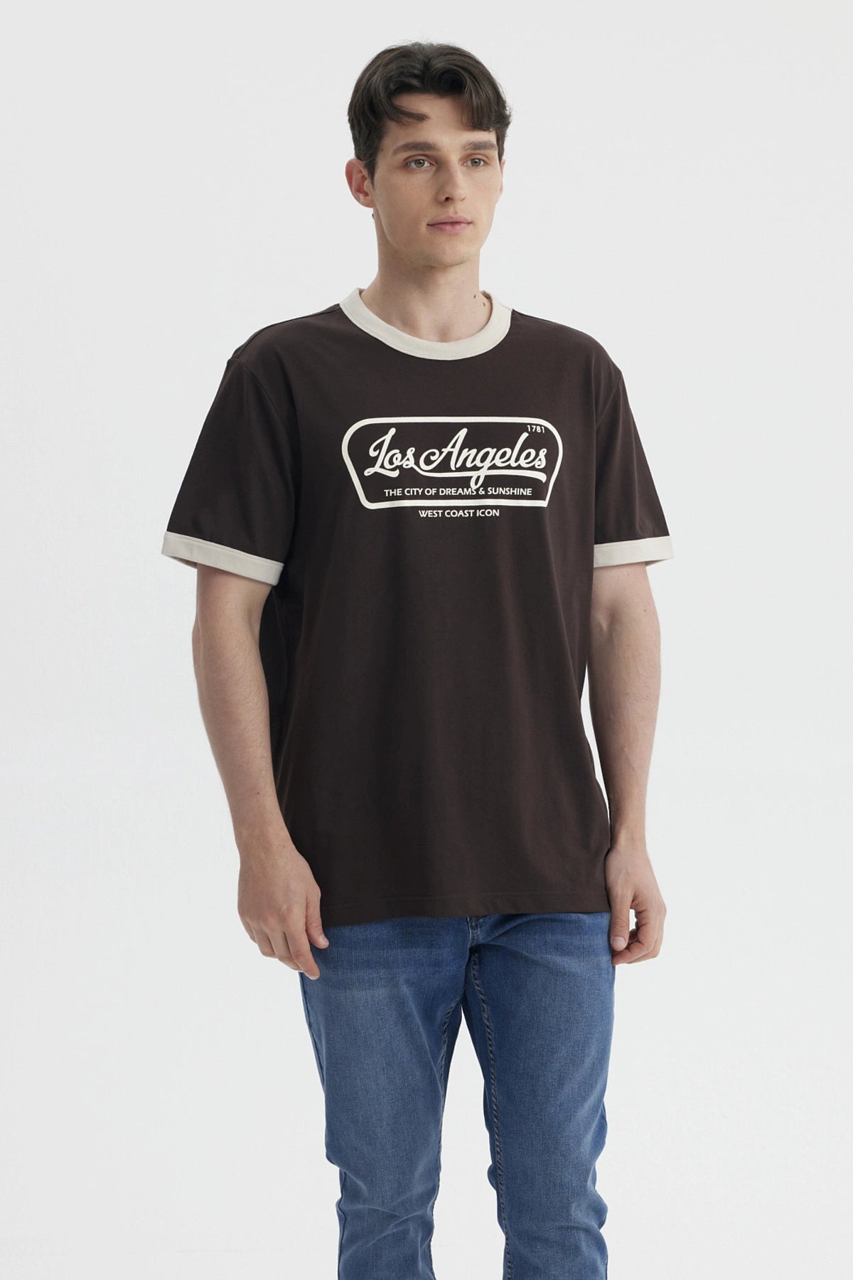 Polera de hombre chocolate con estampado grande de texto Los Angeles en el pecho estilo retro
