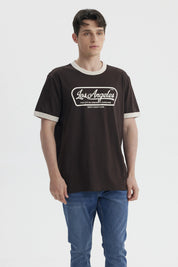 Polera de hombre chocolate con estampado grande de texto Los Angeles en el pecho estilo retro