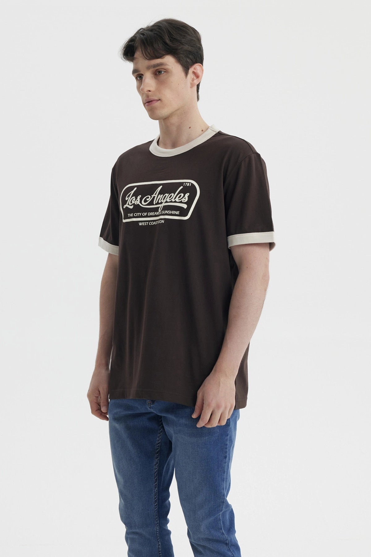 Polera de hombre chocolate con estampado grande de texto Los Angeles en el pecho estilo retro