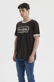 Polera de hombre chocolate con estampado grande de texto Los Angeles en el pecho estilo retro